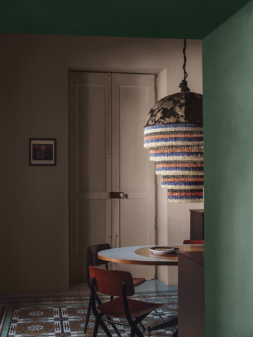Parete destra: Patina Living KK 51, Parete fondo: Absolute KK 118