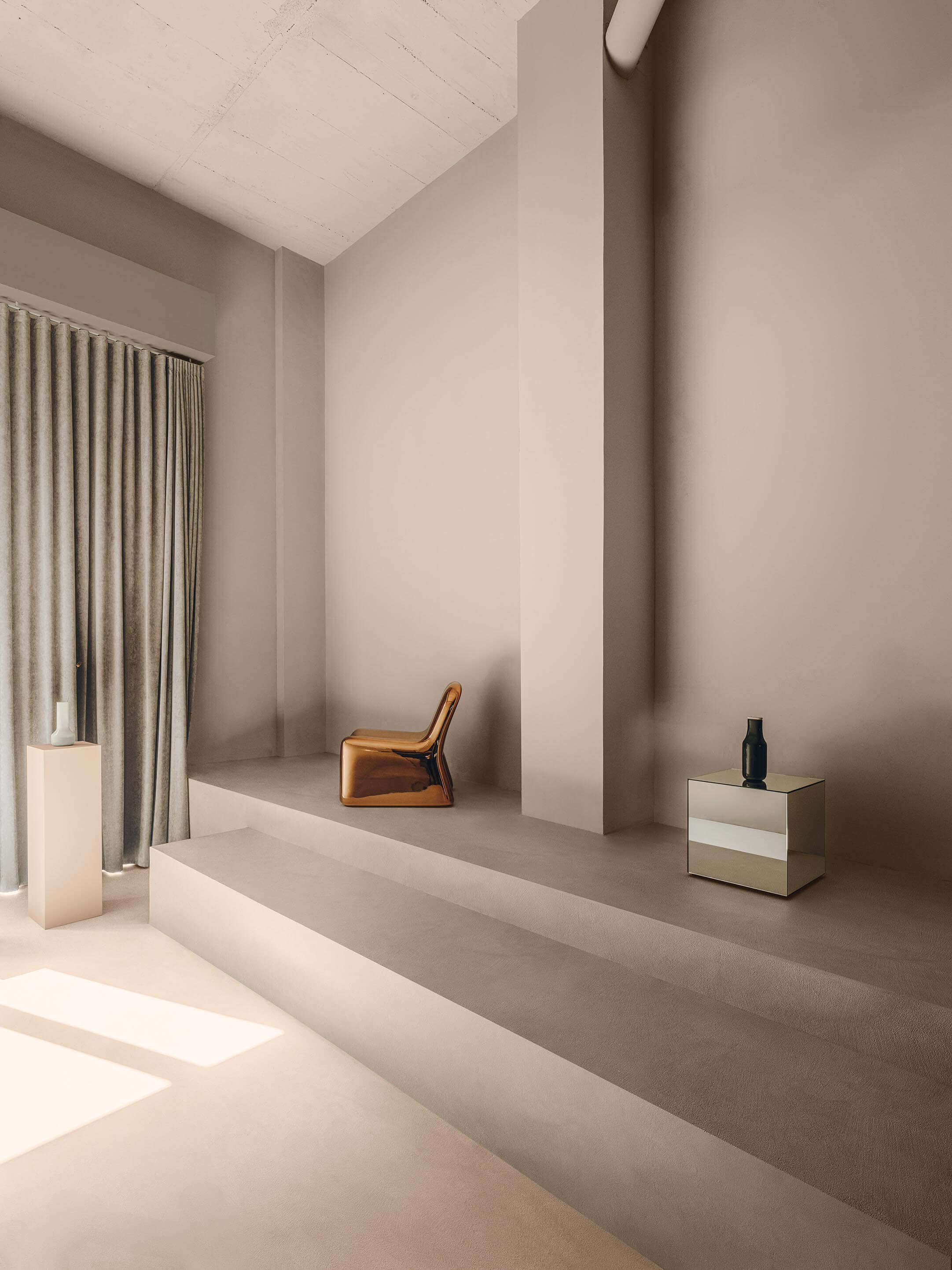 Soffitto: Decor KK 115, Podio: Microresina KK 117, Pareti: Wallpaper Living KK 119